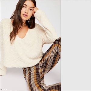 Free People Cozy Textured Cream V-Neck Sweater Size M